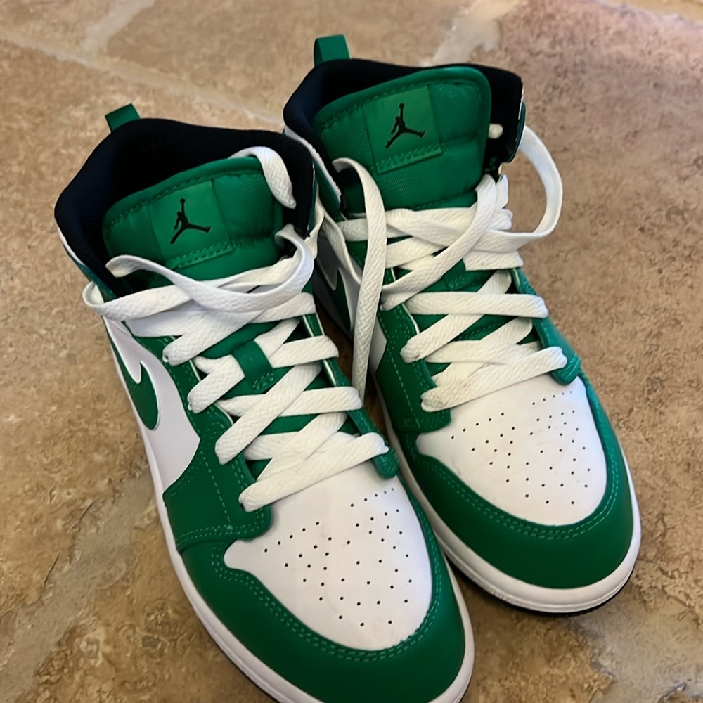 Barely worn size 3 Jordan’s   kelley green and white